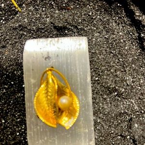 Lapel pin shaped like a leaf w/ pearl